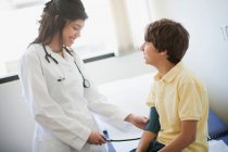 Medico femminile esaminando paziente ragazzo — Foto stock
