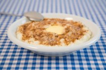 Porridge de riz à la cannelle et au sucre — Photo de stock