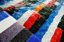 Coloridos azulejos en la piscina - foto de stock
