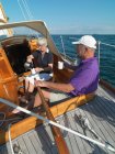 Couple plus âgé naviguant ensemble sur l'océan — Photo de stock