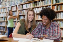 Schüler lernen gemeinsam in Bibliothek — Stockfoto