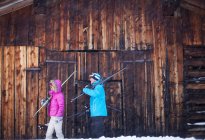 Couple portant skis et bâtons dans la neige — Photo de stock