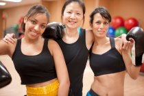 Frauen mit Boxhandschuhen im Fitnessstudio — Stockfoto