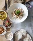 Sri-lankische Fischcurry-Mahlzeit mit Salat — Stockfoto