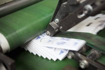Máquina na fábrica de papelão — Fotografia de Stock