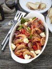 Salade de caprese de crevettes dans un plat de service — Photo de stock