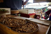 Comida fresca em market stall, Rachaburi, Tailândia — Fotografia de Stock