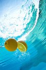 Limón flotando en la piscina - foto de stock
