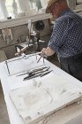 Trabajador cincelado losa de piedra - foto de stock