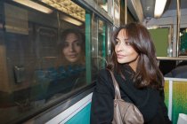 Усміхнена жінка їде в метро — стокове фото