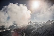Горы в снежном ландшафте — стоковое фото