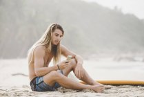 Surfista australiano usando smartphone, Bacocho, Puerto Escondido, México — Fotografia de Stock