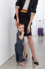 Bambino ragazzo saluto madre in corridoio — Foto stock
