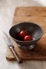Deux tomates cerises dans un bol — Photo de stock