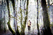 Reife Frau spaziert durch Wald — Stockfoto
