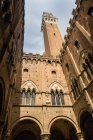 Vue de la cour sur la Torre del Mangia — Photo de stock