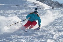 Женщина на лыжах в Кухтае, Тироль, Австрия — стоковое фото