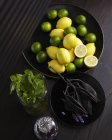 Limões e limas na tigela — Fotografia de Stock