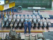 Ingenieure, die in der Maschinenfabrik nach oben schauen, Blick aus dem Hochwinkel — Stockfoto