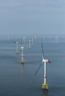 Parco eolico offshore con turbine eoliche in acqua — Foto stock