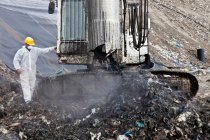 Работник мусоросборщика — стоковое фото