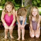 Ragazze sorridenti che giocano nel lago, concentrarsi sul primo piano — Foto stock
