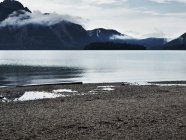 Montanhas e lago imóvel — Fotografia de Stock