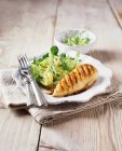Petto di pollo alla griglia con insalata di foglie e condimento — Foto stock