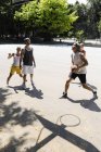 Gruppo di giovani amici maschi e femmine che giocano a basket — Foto stock