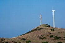 Moinhos de vento com vista para a paisagem — Fotografia de Stock