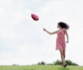 Adolescent portant ballon en forme de coeur — Photo de stock