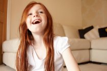 Усміхнена дівчина на підлозі вітальні — стокове фото