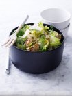 Salade d'espadon et de fenouil dans un bol — Photo de stock