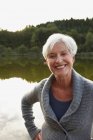 Portrait de femme âgée au lac — Photo de stock