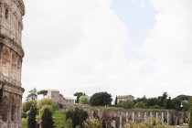 Kolosseum mit Blick auf Rom — Stockfoto