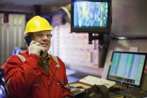 Trabalhador falando por telefone na sala de controle — Fotografia de Stock