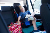 Fille dormir dans la voiture — Photo de stock