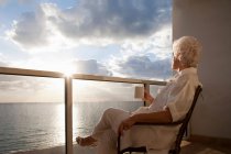 Seniorin beobachtet Sonnenaufgang — Stockfoto