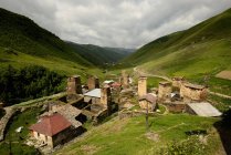 Veduta delle antiche torri svanetiane in rovina nella valle — Foto stock