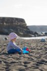 Bambino che gioca con pala sulla spiaggia — Foto stock