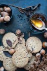 Vista superior de biscoitos, nozes e mel — Fotografia de Stock