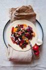 Рибний салат з помідорами на тарілці — стокове фото