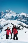 Skifahrer erklimmen verschneiten Berghang — Stockfoto