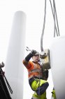 Engenheiro que trabalha no estaleiro de construção de turbinas eólicas — Fotografia de Stock