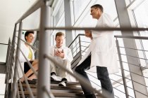 Лікарі розмовляють по сходах у лікарні — стокове фото