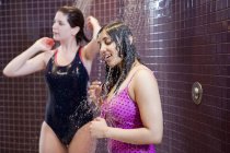 Frauen duschen in Badeanzügen — Stockfoto