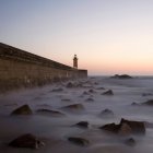 Закат на маяке в туманную погоду — стоковое фото