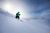 Mann beim Skifahren am verschneiten Hang — Stockfoto