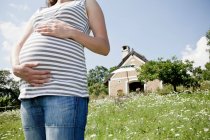 Femme enceinte tenant son ventre — Photo de stock
