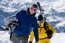 Чоловічий лижник і чоловічий сноубордист ходьба — стокове фото